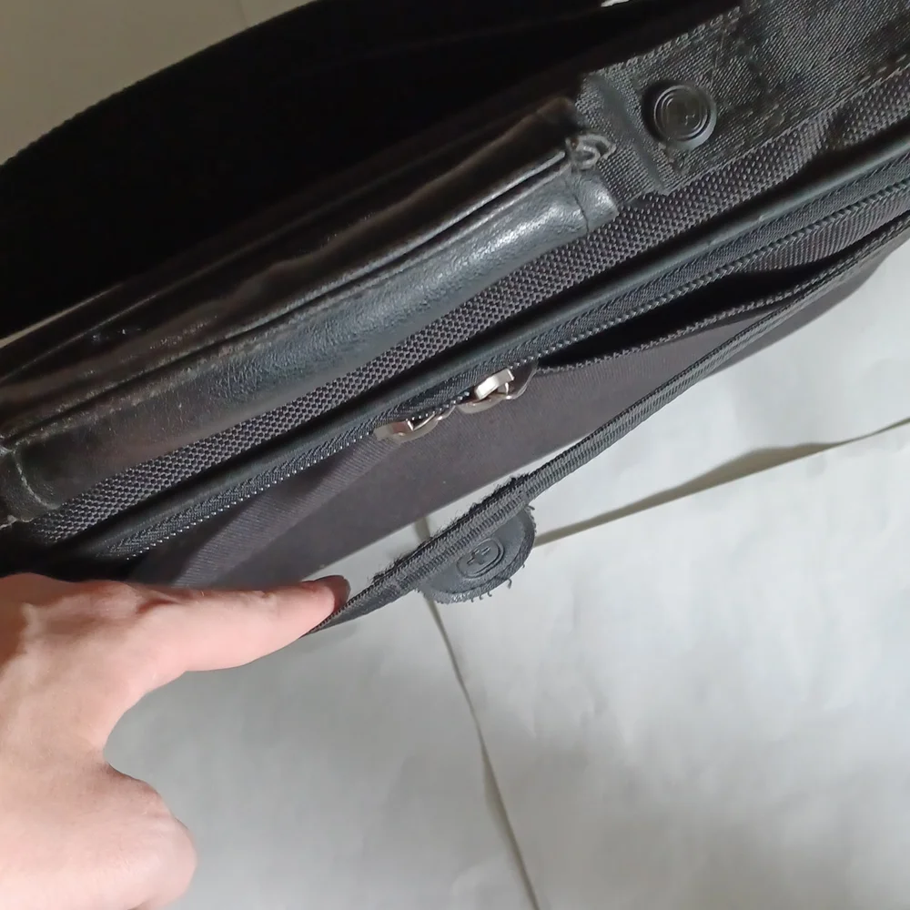 SwissGear black Laptop Case adjustable strap and luggage strap 17